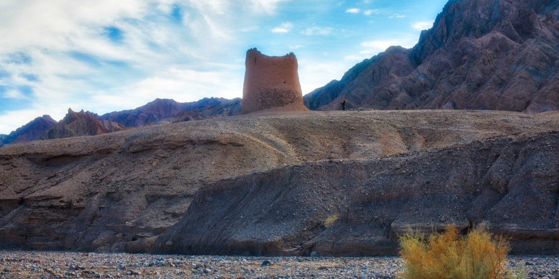 DSC 5751 HDR edit شکل سازه میلها در بیابان