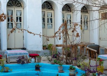 DSC 6166 حیاط اقامتگاه و بومگردی حوضک