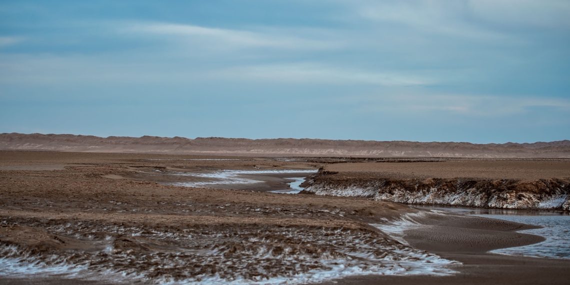 چشمه ریز آب در لوت شمالی